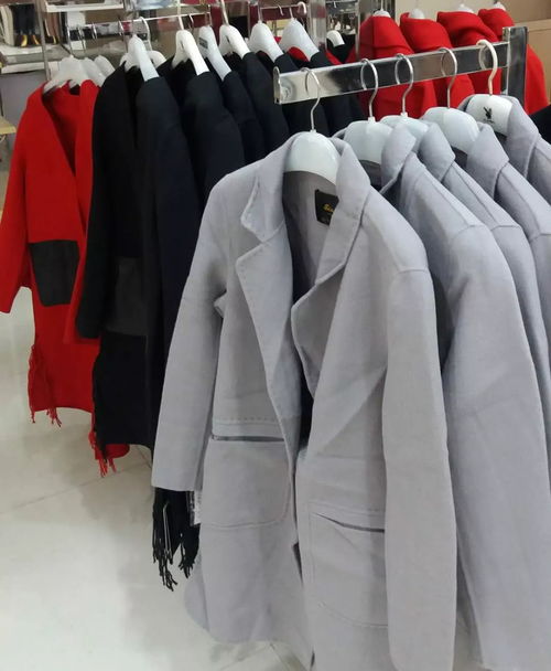 孝武购物广场2000件男女服装亏本处理,只要销售,不计成本